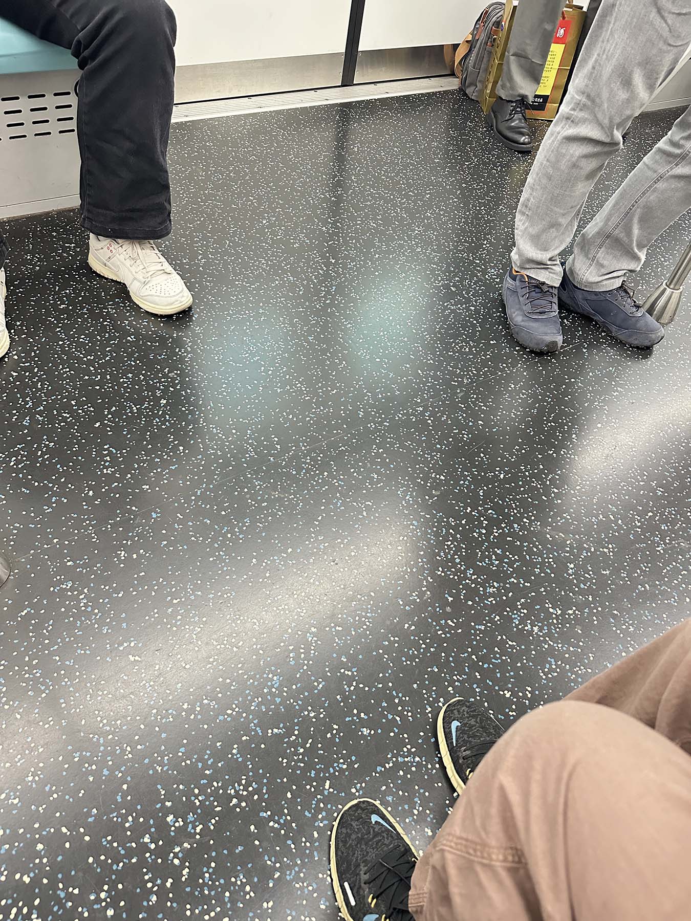 上海地铁2号线诺拉橡胶地板照片2